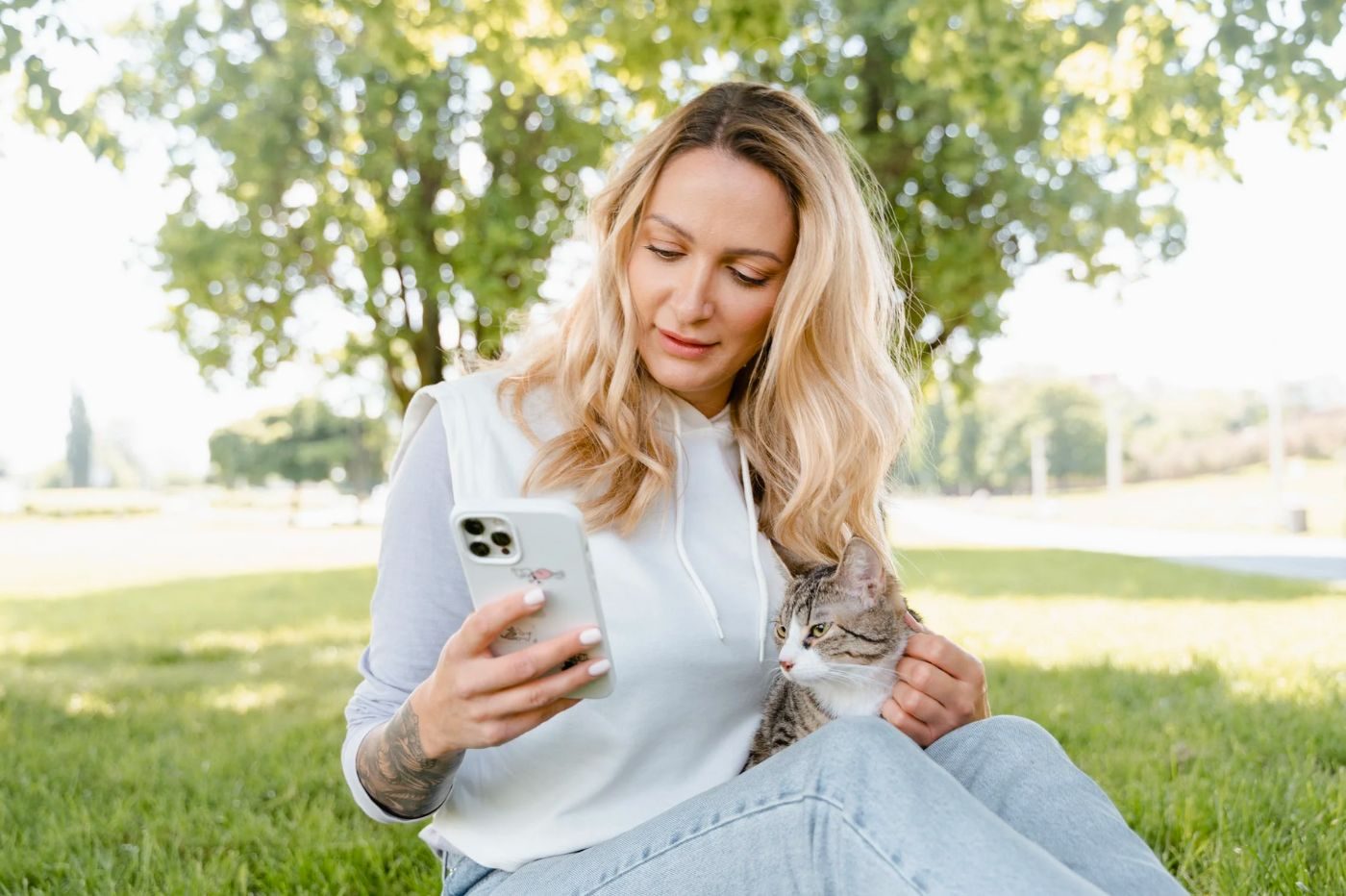 Femme avec un chat et un smartphone forfait