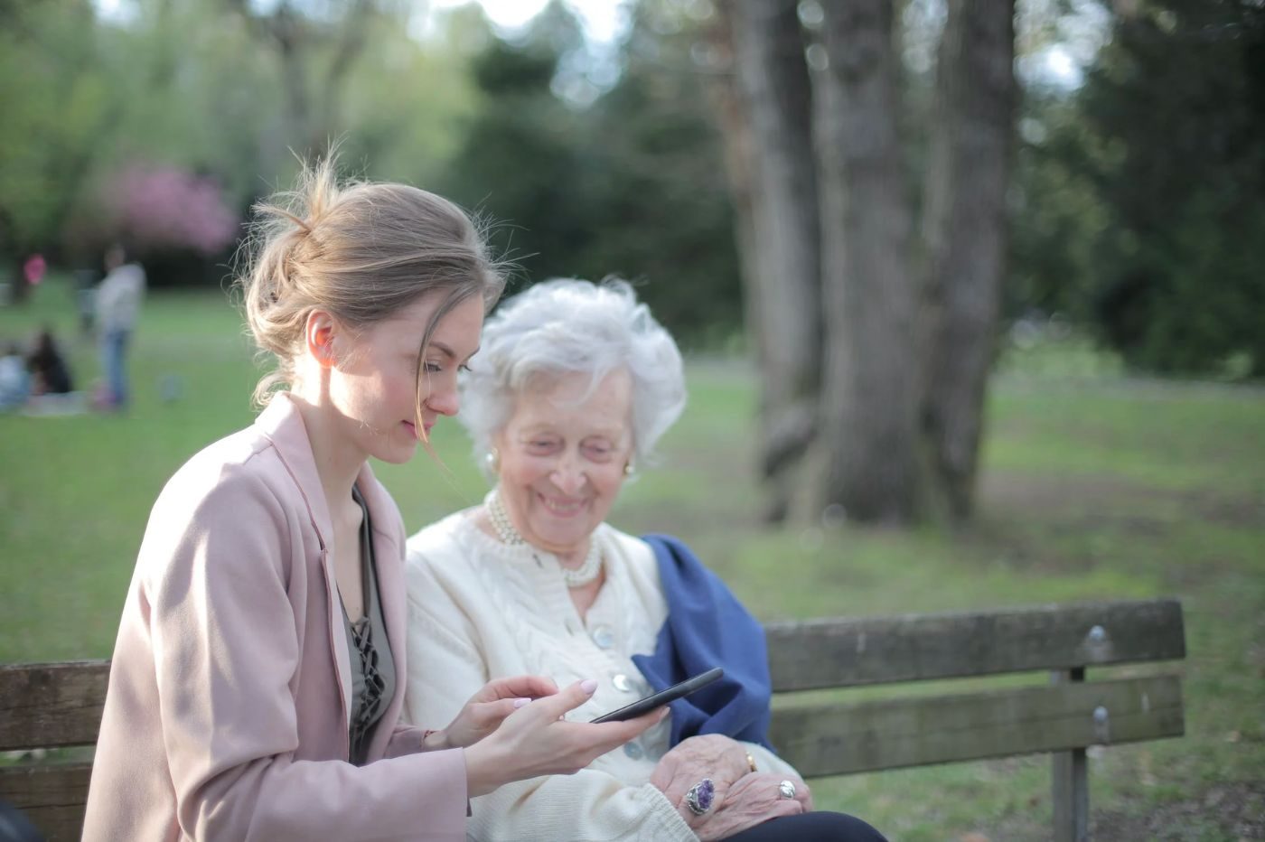 Deux femmes et un smartphone forfait mobile