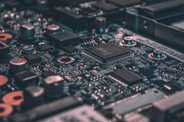 une photo d'un circuit imprimé avec des puces