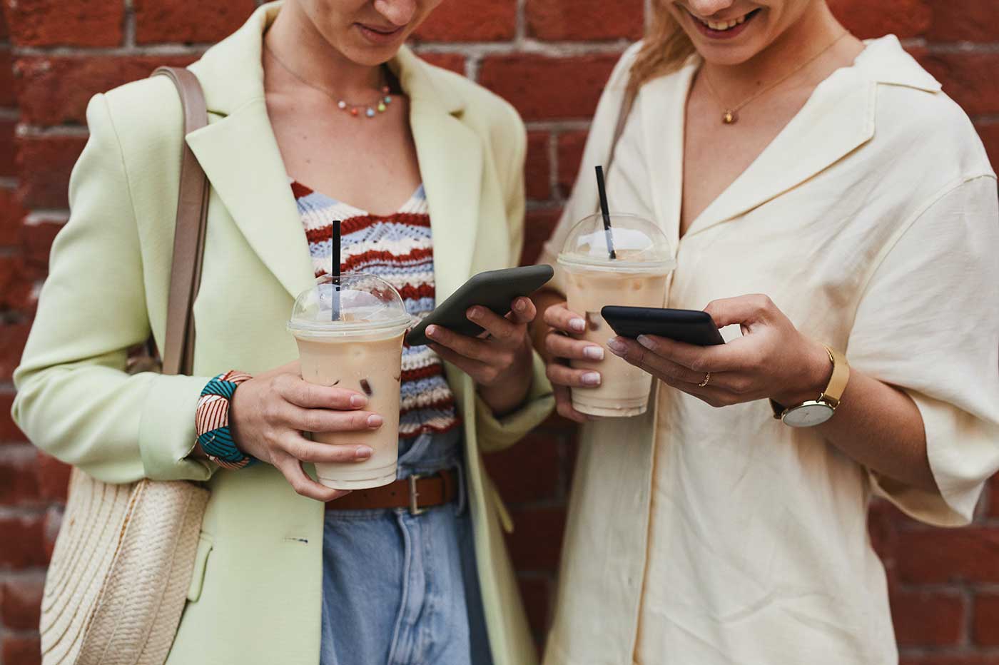 Smartphones femmes mains