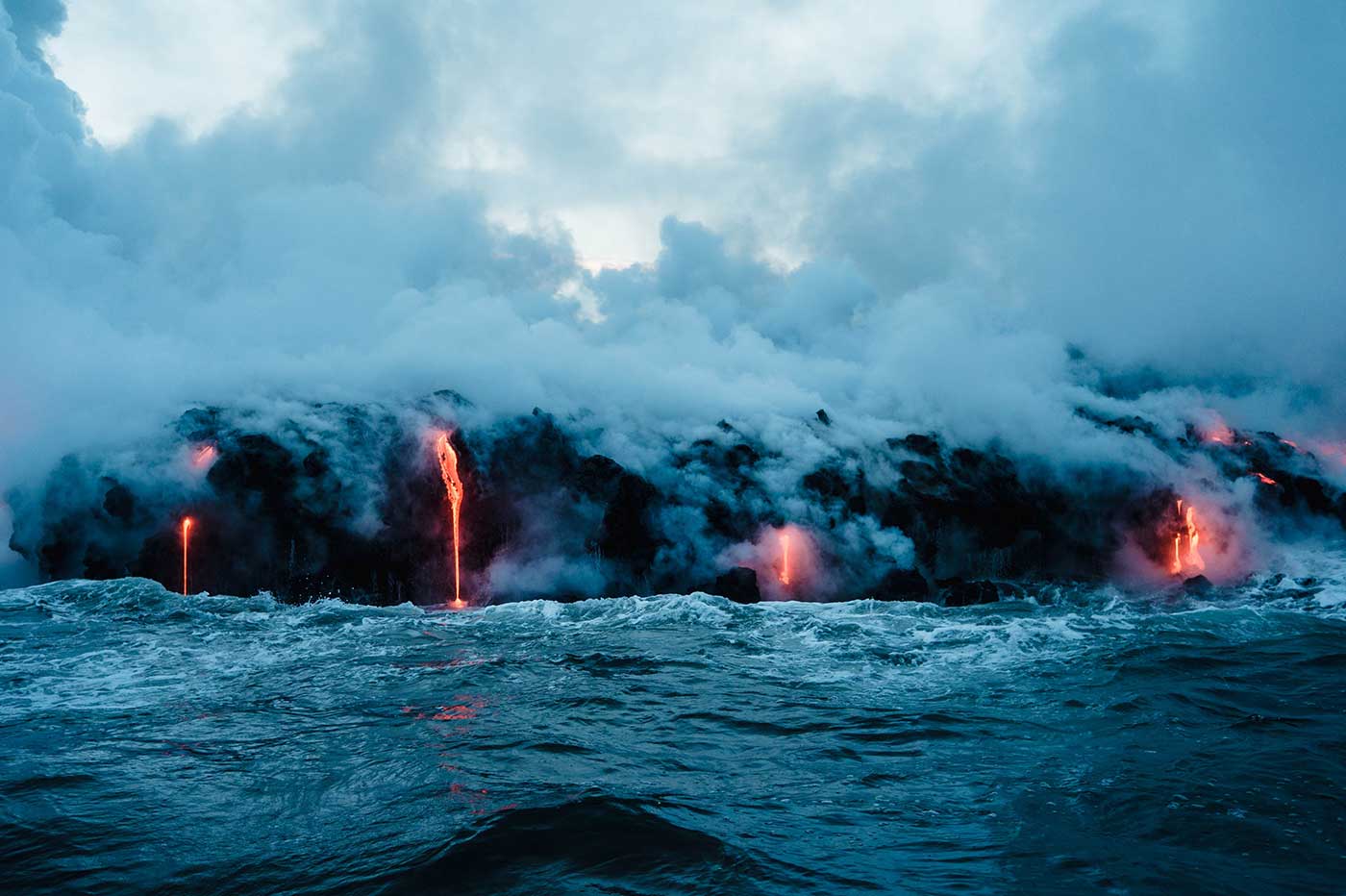 Volcan, lave et mer