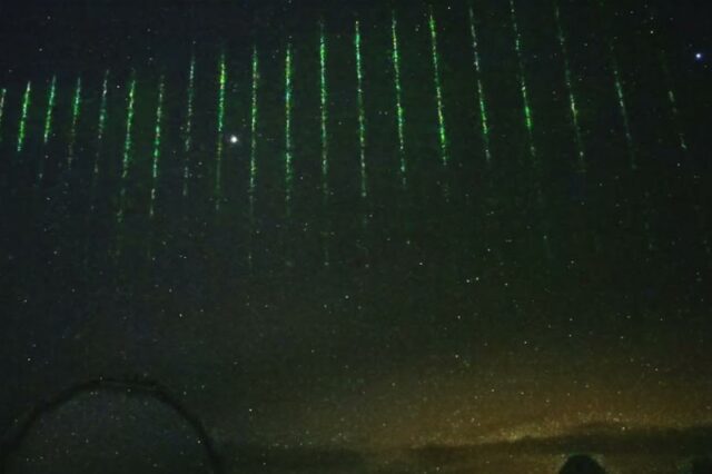 des faisceaux laser verts dans le ciel d'Hawaï