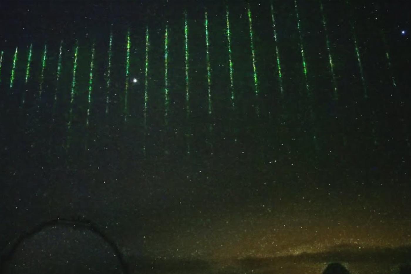 des faisceaux laser verts dans le ciel d'Hawaï