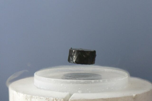 un supraconducteur en lévitation