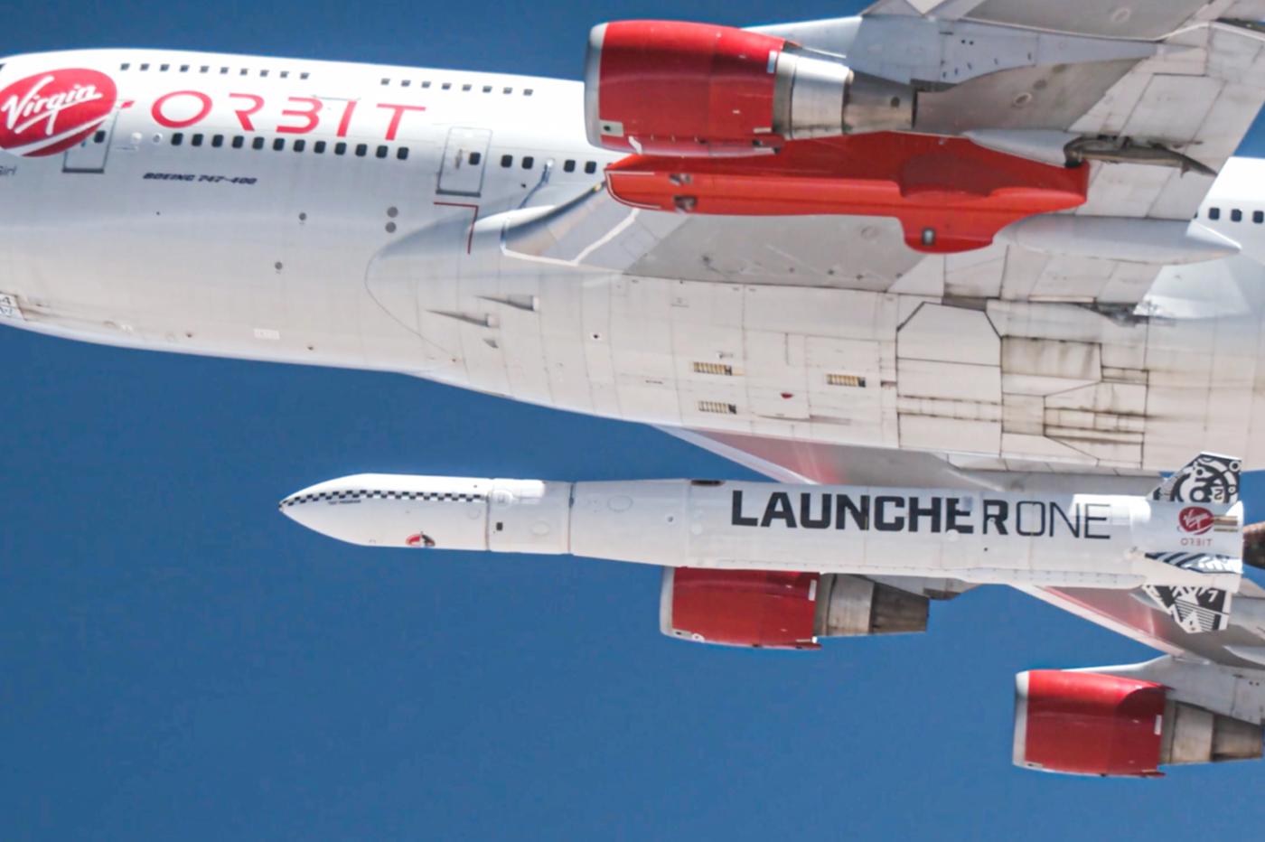 la fusée Launcher One et l'avion-cargo Cosmic Girl de Virgin Orbit