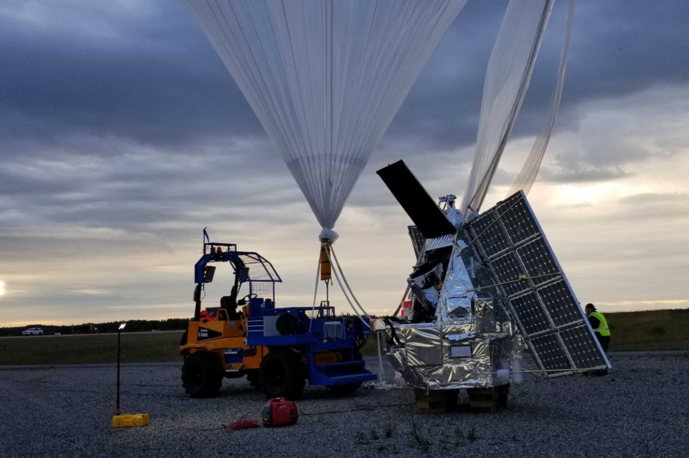 le télescope SuperBIT et son ballon lors d'un test
