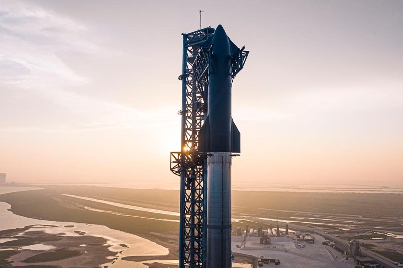 Le starship entièrement assemblé sur son pas de tir