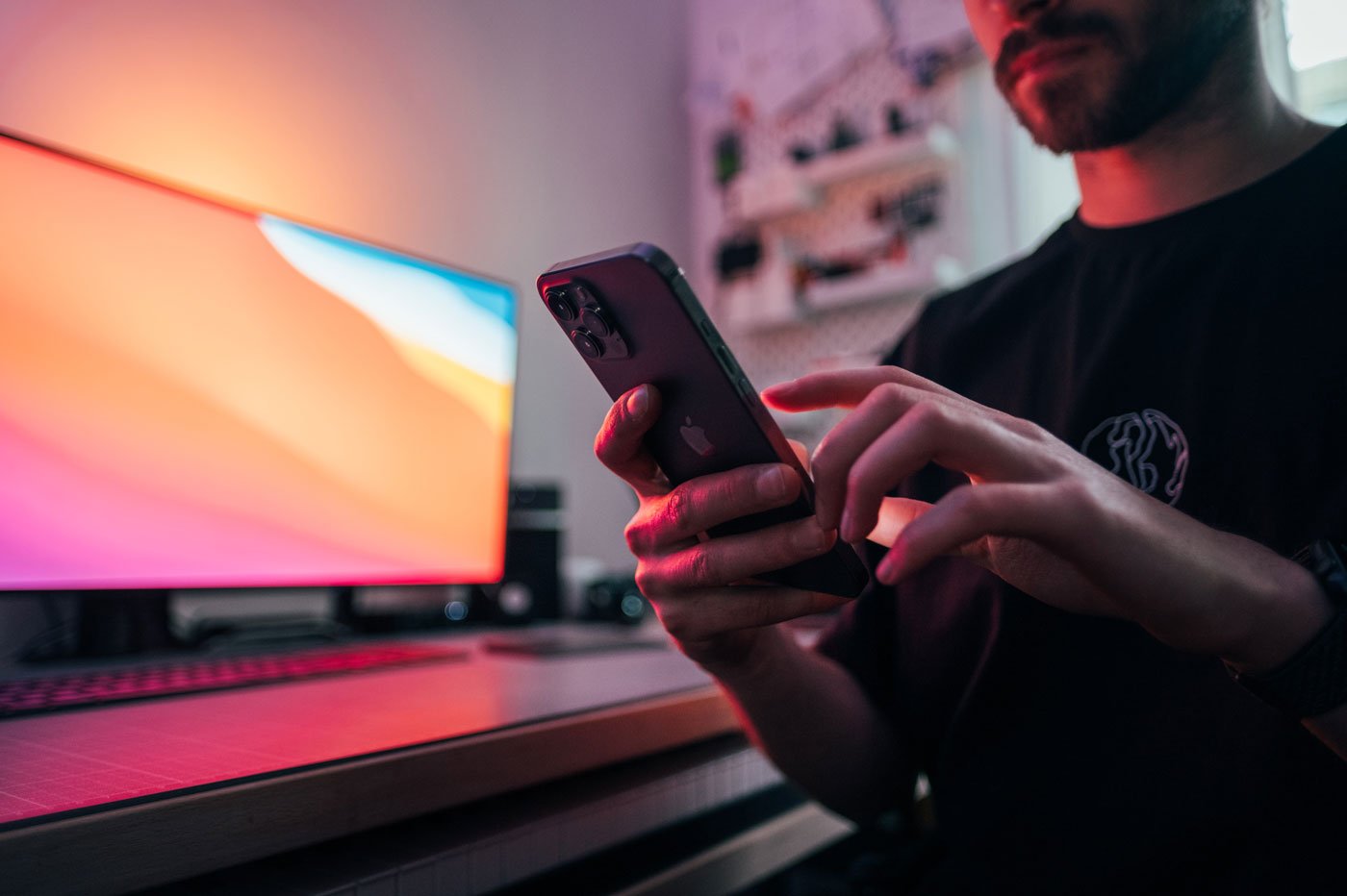 Homme tenant un téléphone entre ses mains