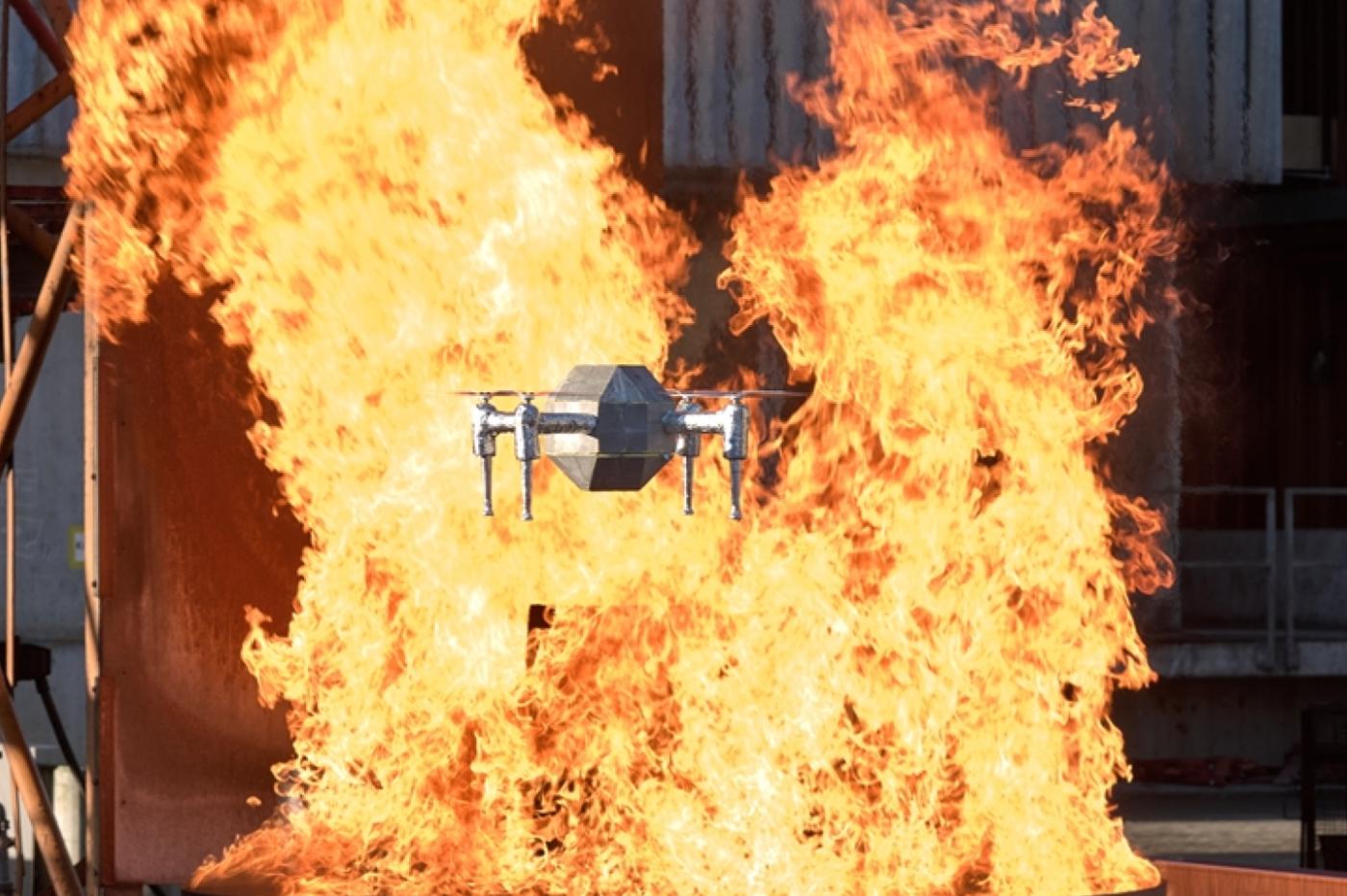 Le FireDrone de l'empa peut voler au milieu des flammes