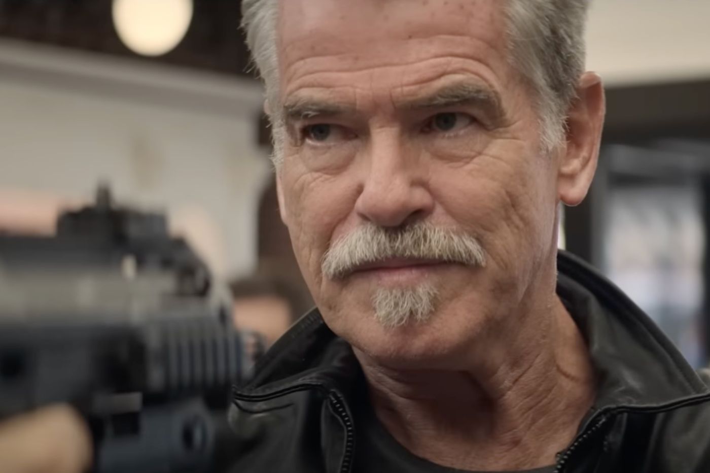 Pierce Brosnan dans la nouvelle comédie d'action Netflix