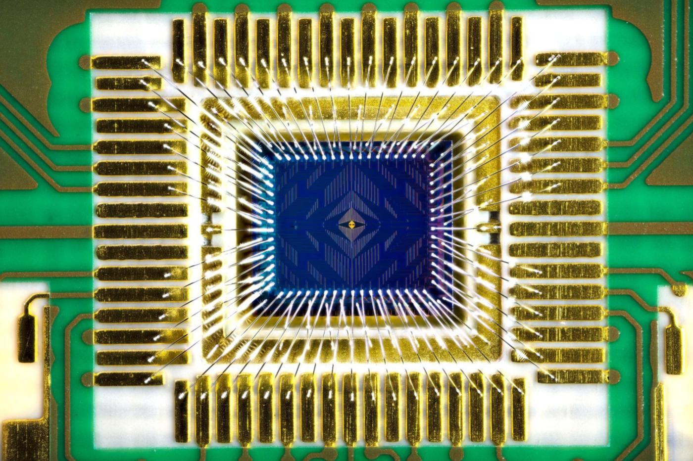 Le packaging de la puce quantique Tunnel Falls d'Intel
