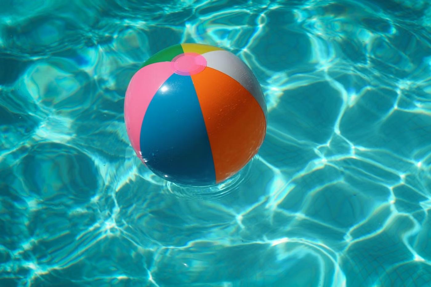 Ballon dans une piscine