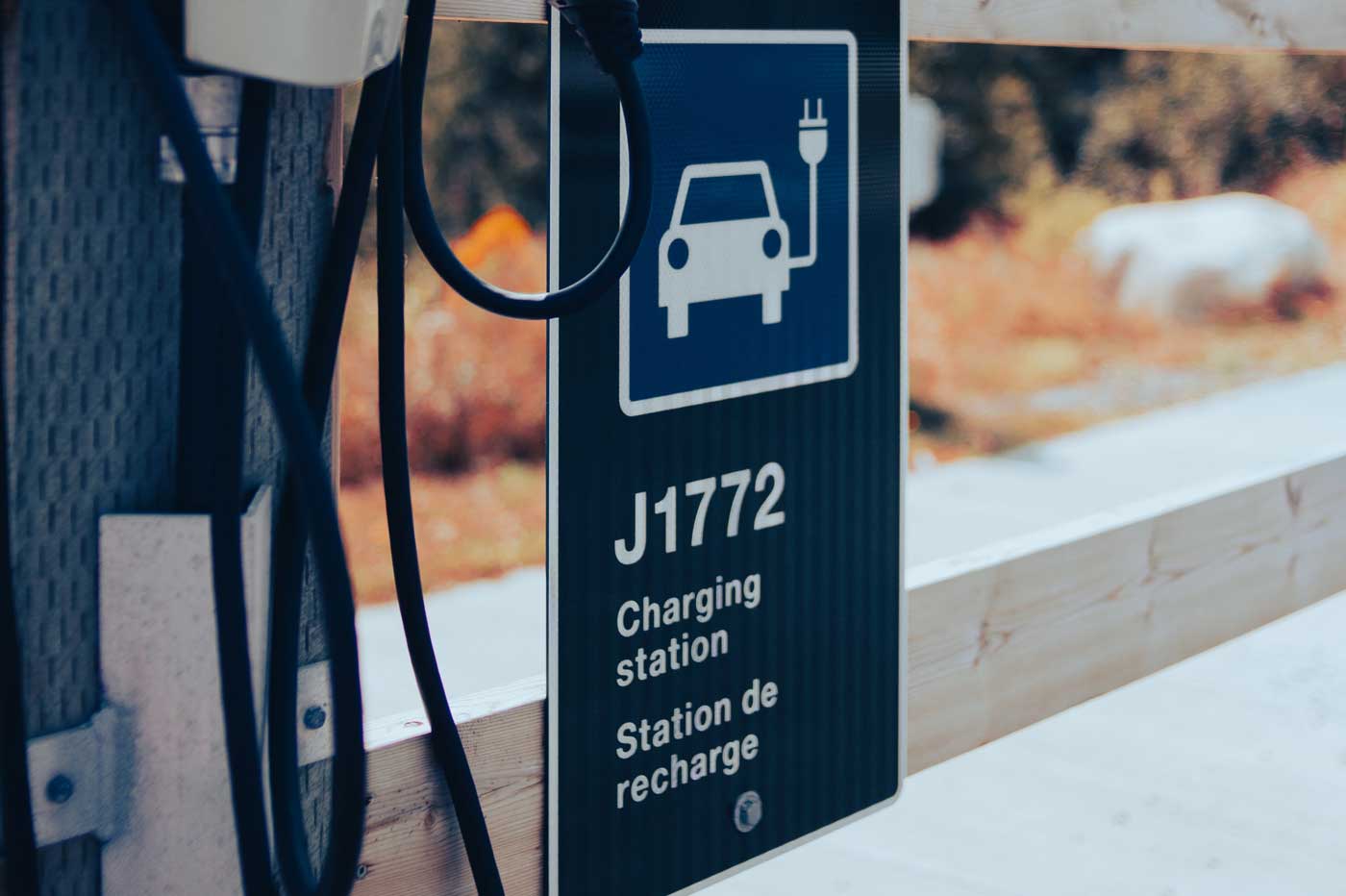 Bornes de recharge rapide, stations d'hydrogène : l'Europe en veut