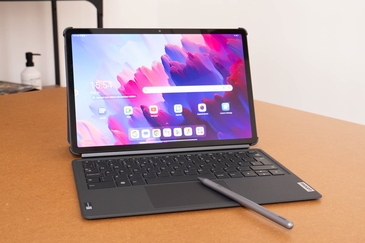 Test Lenovo Tab P12 : un grand format et un stylet sans grever son budget -  Les Numériques