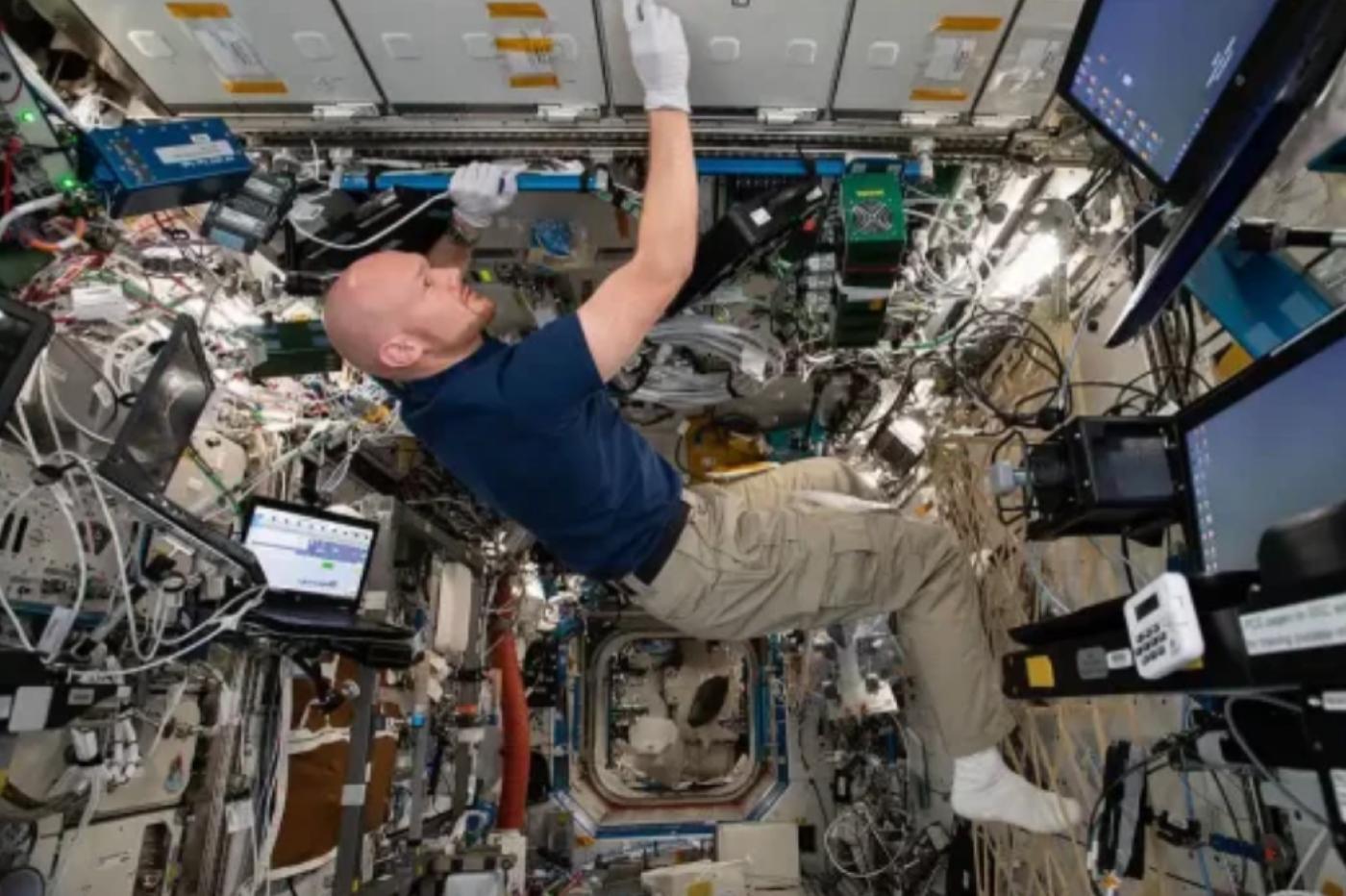 un astronaute en plein nettoyage hebdomadaire de l'ISS