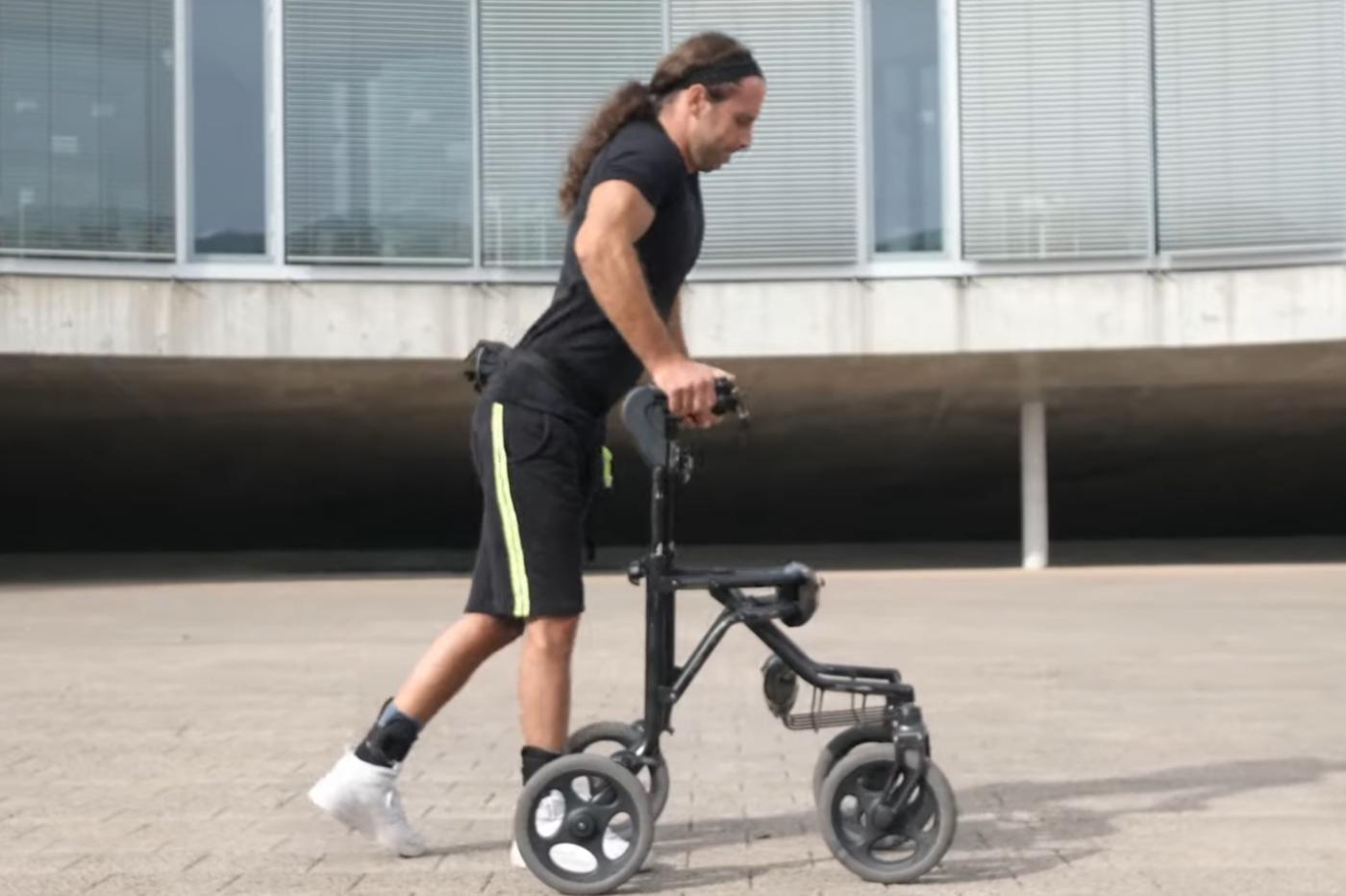 Une personne qui réapprend à marcher après un traumatisme de la moelle épinière