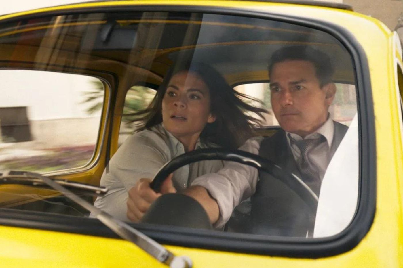 Mission Impossible Image du film dans une voiture avec Tom Cruise et Hayley Atwell