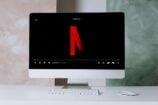 Image d'un ordinateur avec le logo Netflix