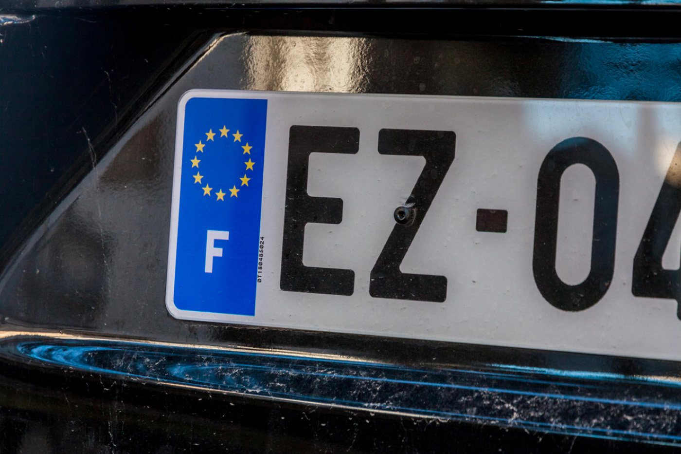 https://www.journaldugeek.com/app/uploads/2023/10/plaque-immatriculation-france.jpg?utm_source=chatgpt.com