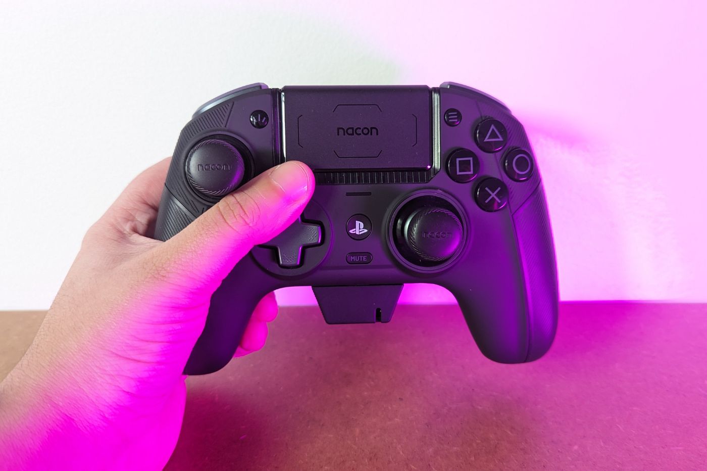 Enfin de retour en promotion, cette manette PS5 DualSense fait déjà  sensation