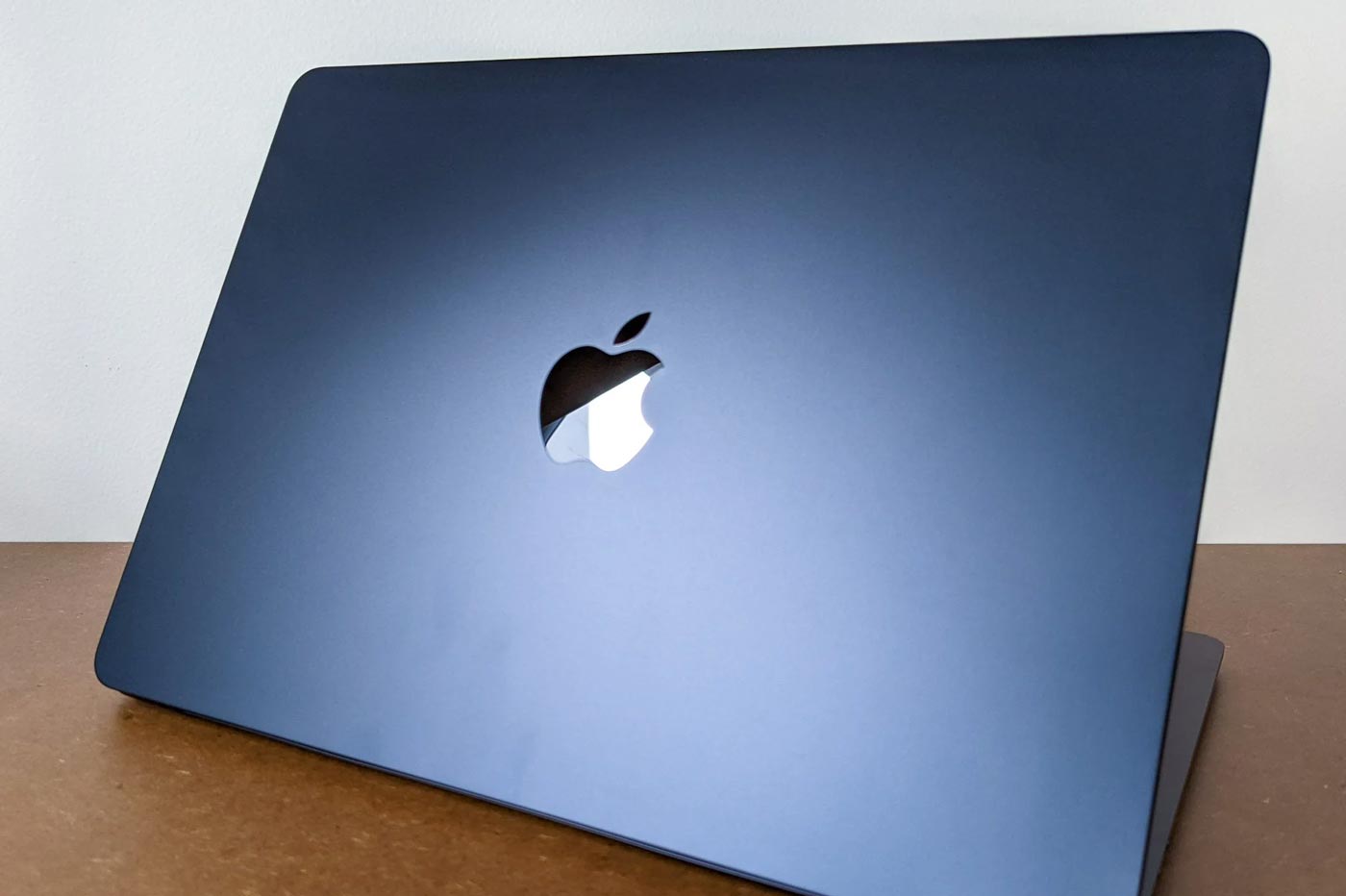 Apple Macbook Air M2 Logo