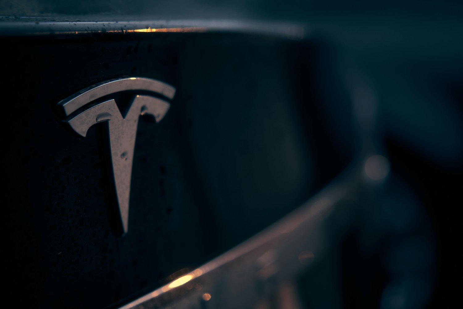 Tesla déverrouille les phares adaptatifs de la Model 3 pour une