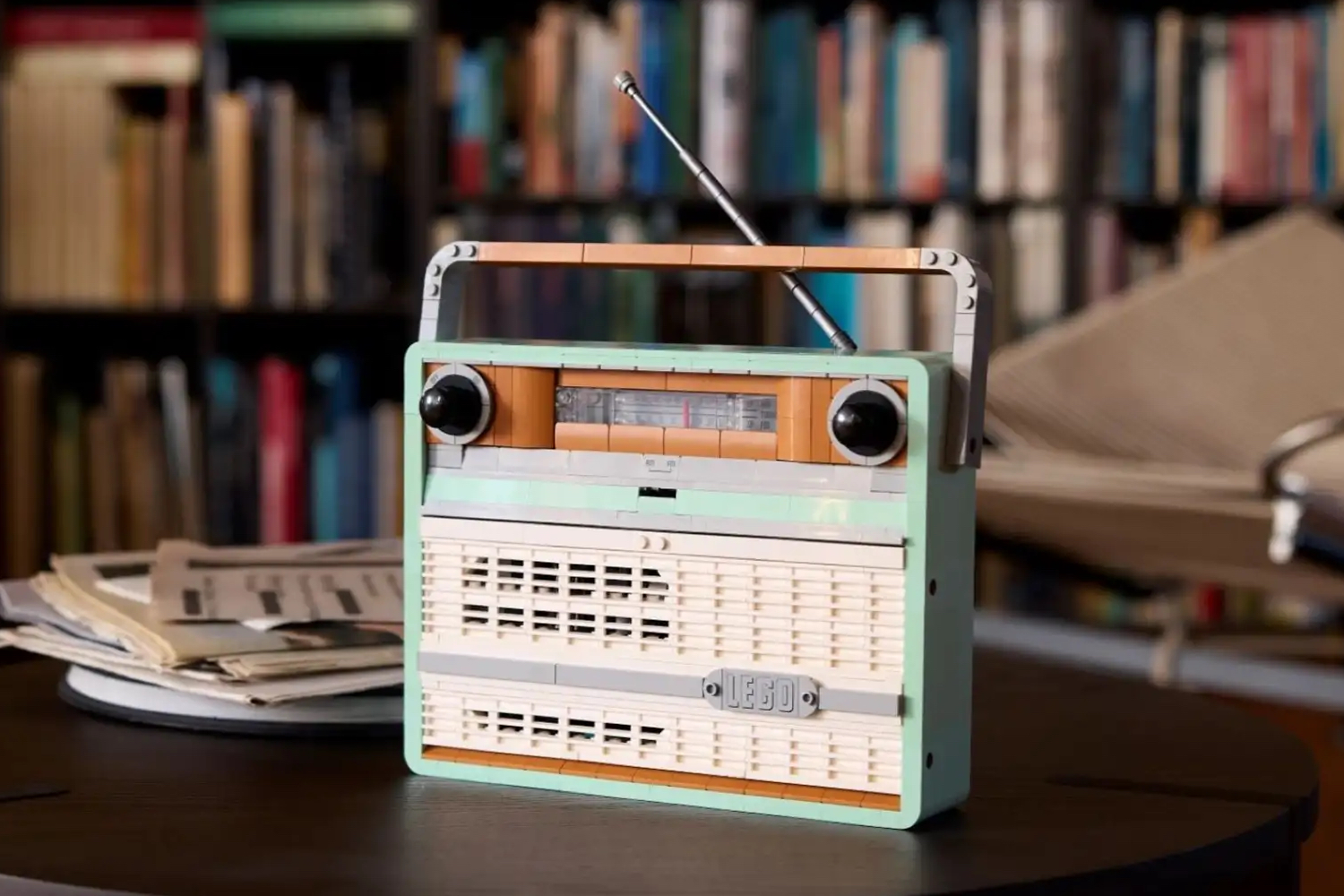 Cette radio rétro LEGO est plus moderne que vous ne le pensez