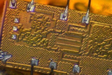 Gros plan sur un semiconducteur issu d'un processus de conception par machine learning