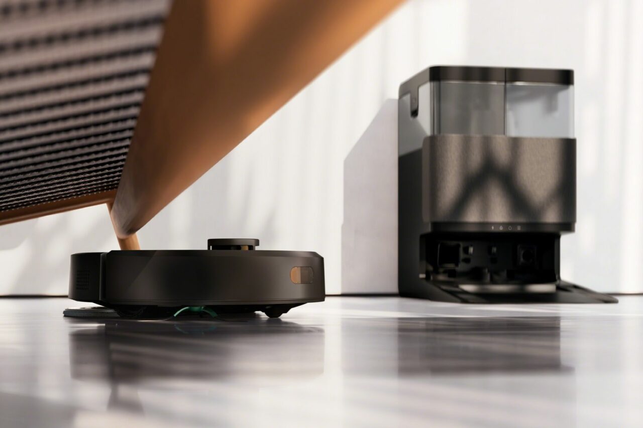 Roomba Combo 405 Black Photo Exploratory Under Couch Dock 1500x1000