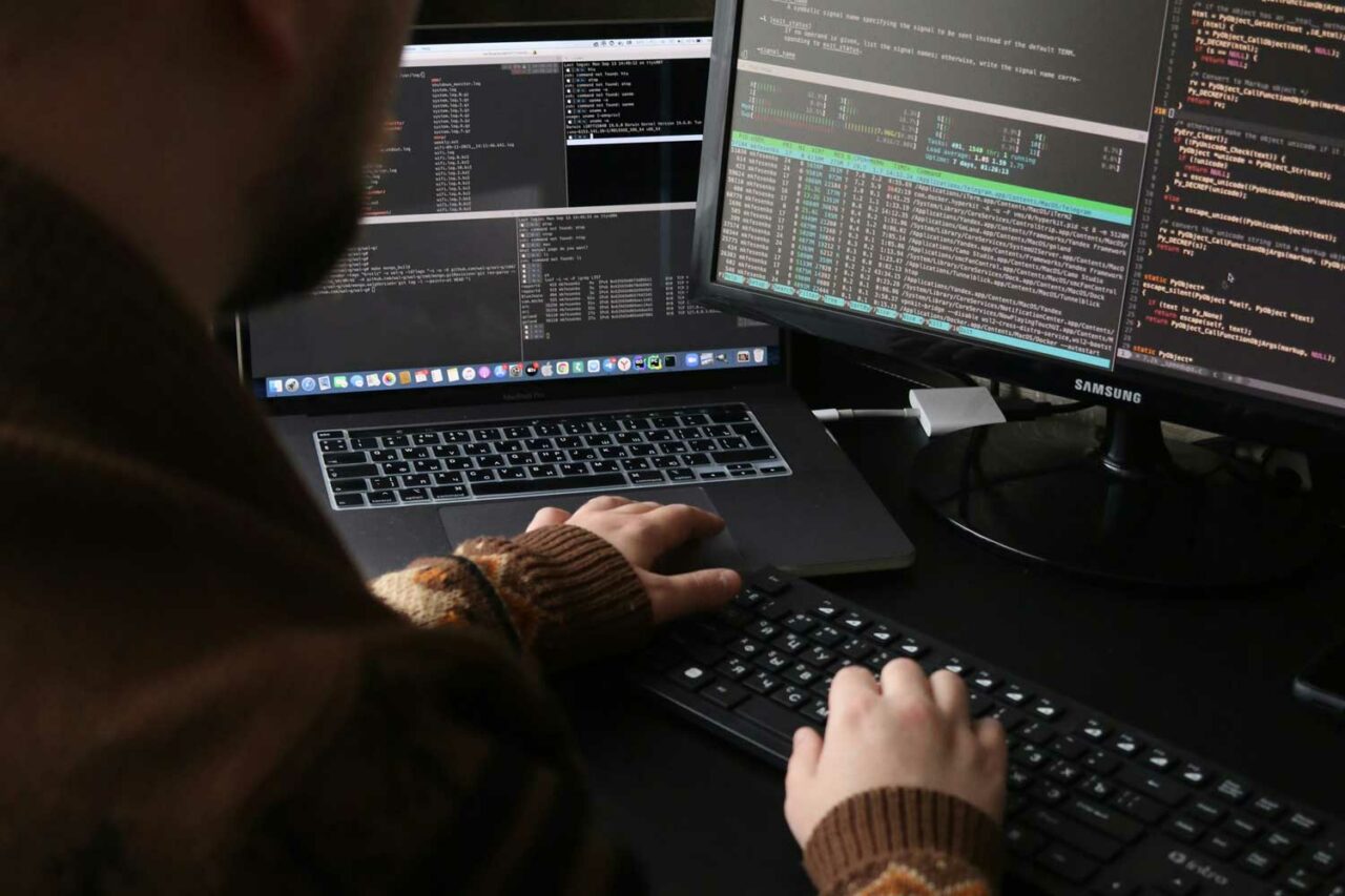 Homme Assis Ordinateur Bureau