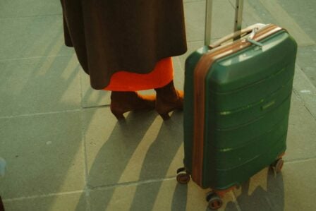 Femme Valise Verte Voyage