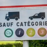 Panneau de signalisation ZFE à l'entrée d'une grande ville française interdisant certains véhicules
