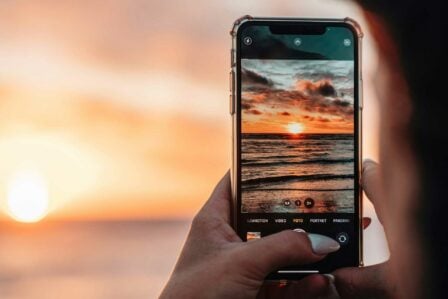 Homme Tenant Smartphone Prend Photo