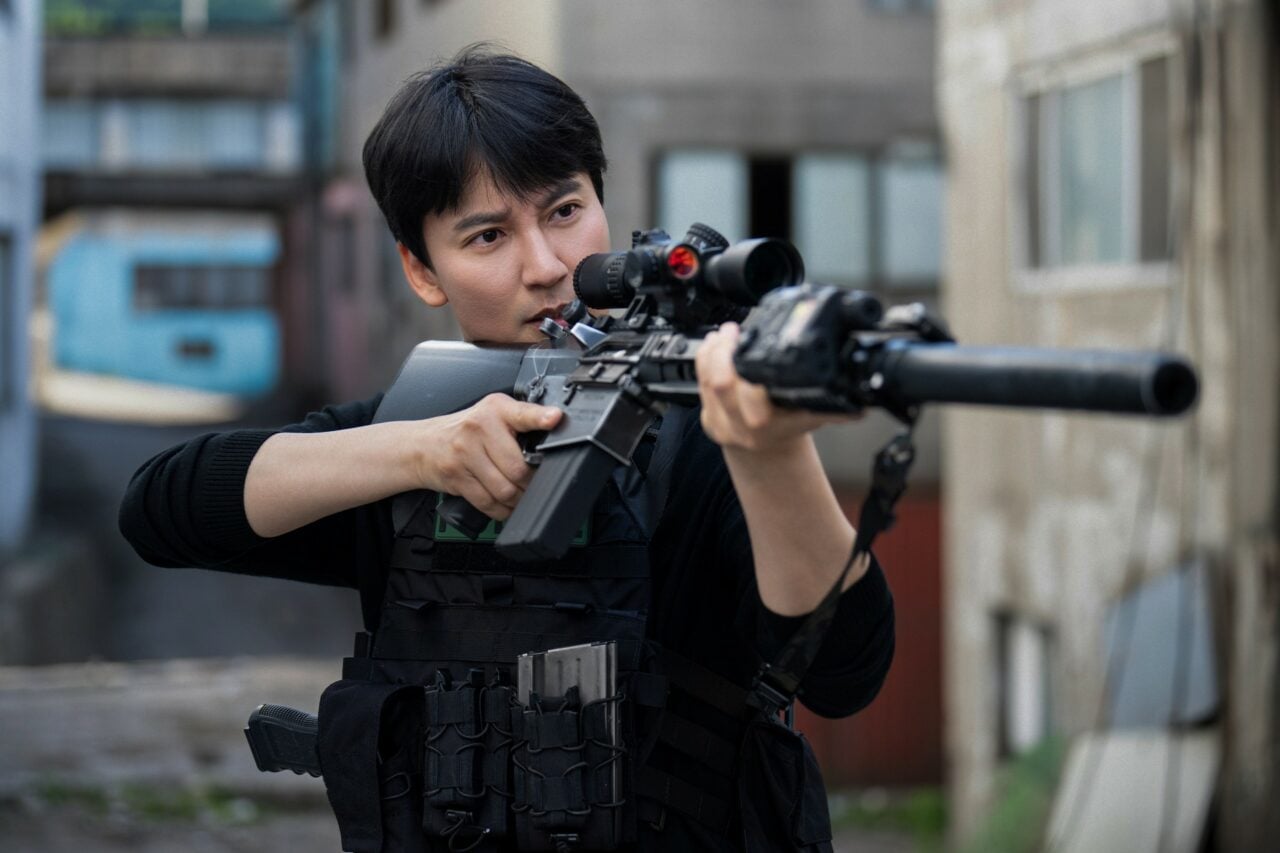 Gros flingues et société qui s'effondre... Ce thriller du Top 10 Netflix est une série coup de cœur !