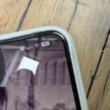 Point vert affiché en haut d'un écran de smartphone Android indiquant la caméra active