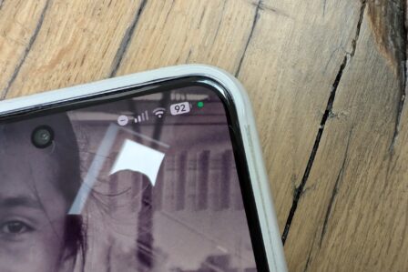 Point vert affiché en haut d'un écran de smartphone Android indiquant la caméra active