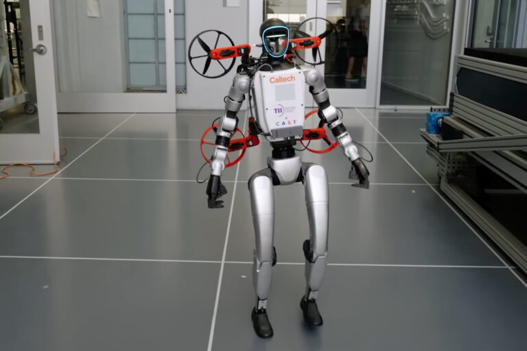 Ce robot sait marcher, rouler… et voler