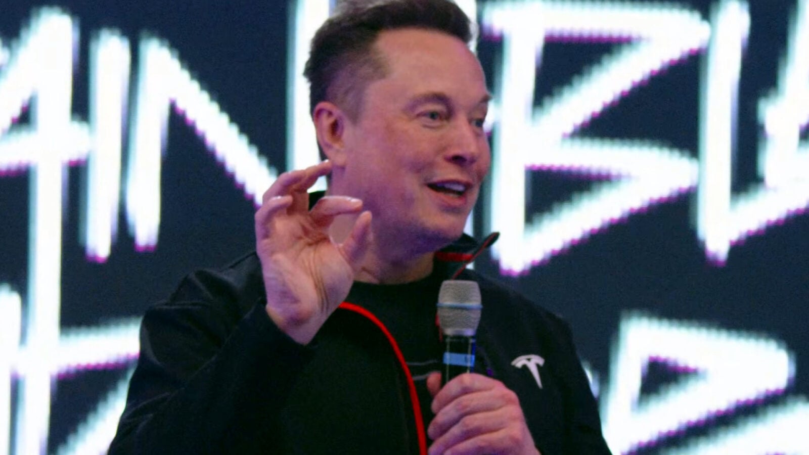 Elon Musk promet une Tesla “consciente” d’ici la fin de semaine, mais il a dit ça combien de fois déjà ?