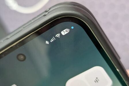 Nouveau point bleu de localisation Android 16 dans la barre d'état d'un smartphone Pixel 2026