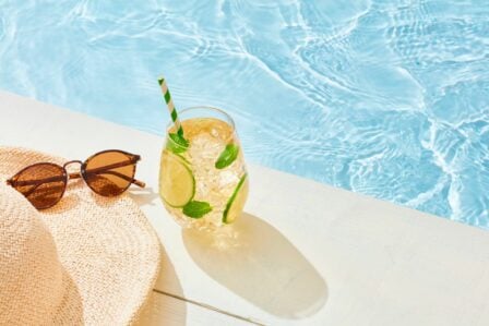 Calendrier de réservation vacances d'été avec destinations populaires en arrière-plan