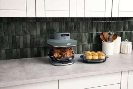 Ninja CRISPi PRO air fryer format familial posé sur un plan de travail cuisine