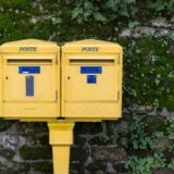 Rangée de boîtes aux lettres jaunes La Poste amenées à disparaître en France