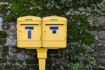 Rangée de boîtes aux lettres jaunes La Poste amenées à disparaître en France