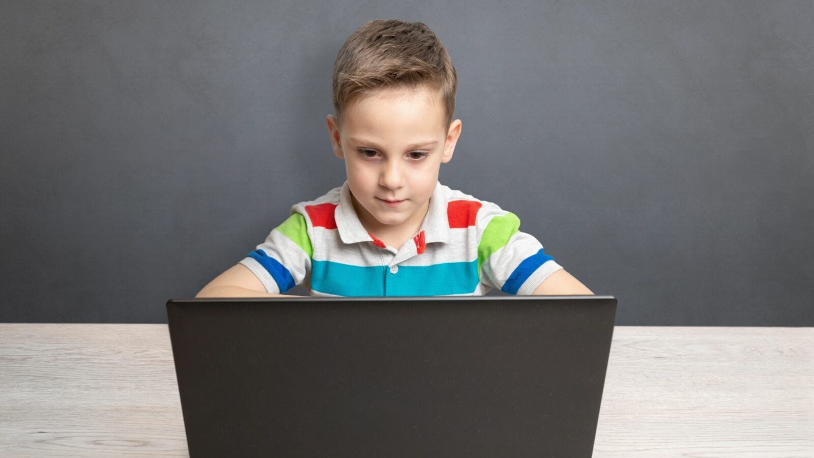 Enfant devant un ordinateur