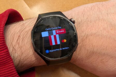 Écran de montre connectée Huawei affichant l'interface de paiement sans contact
