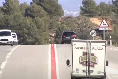 Grande ligne rouge peinte sur une route française indiquant une zone interdite aux véhicules