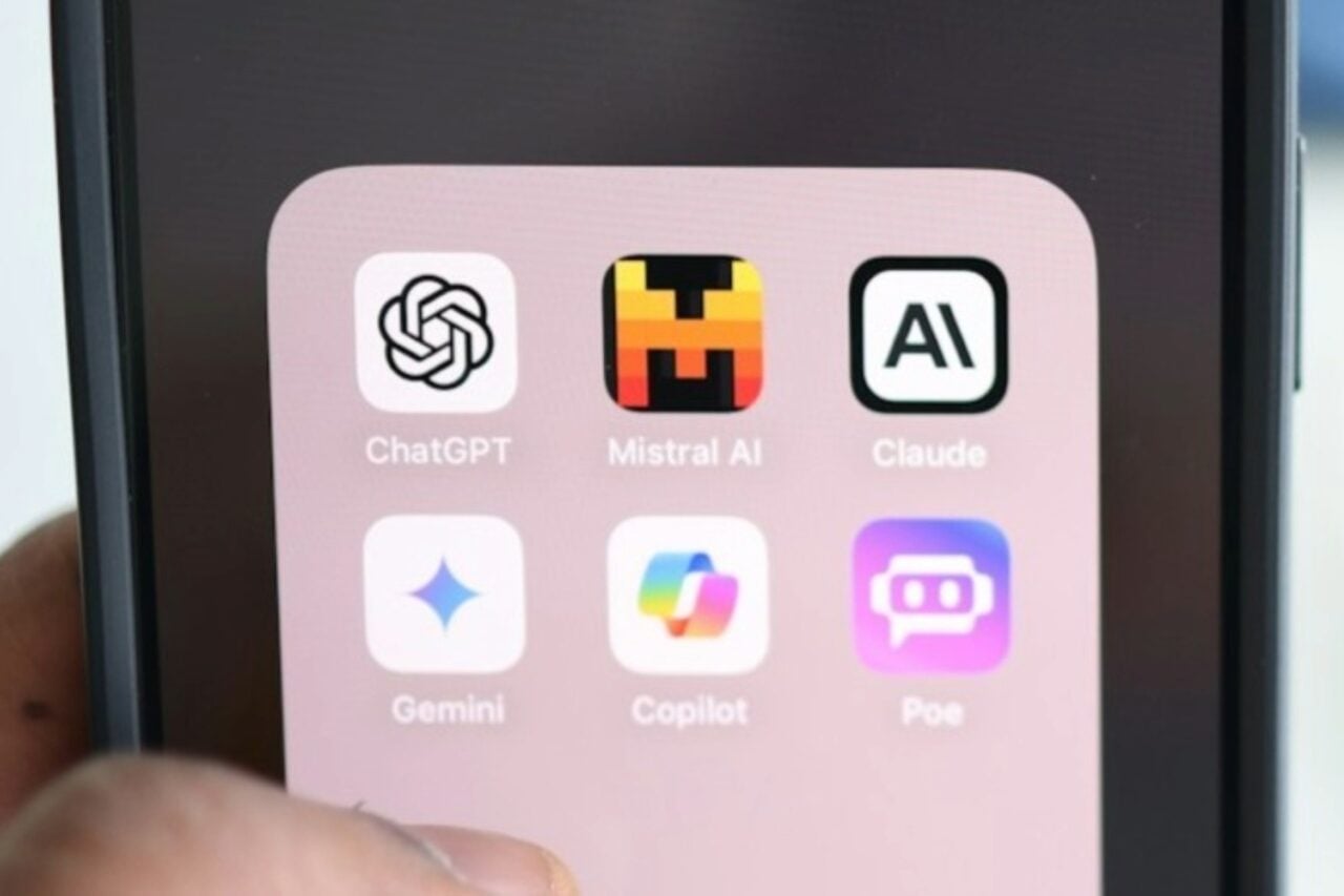 Interface de l'assistant vocal Mistral AI avec visualisation sonore et logo