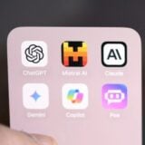 Interface de l'assistant vocal Mistral AI avec visualisation sonore et logo
