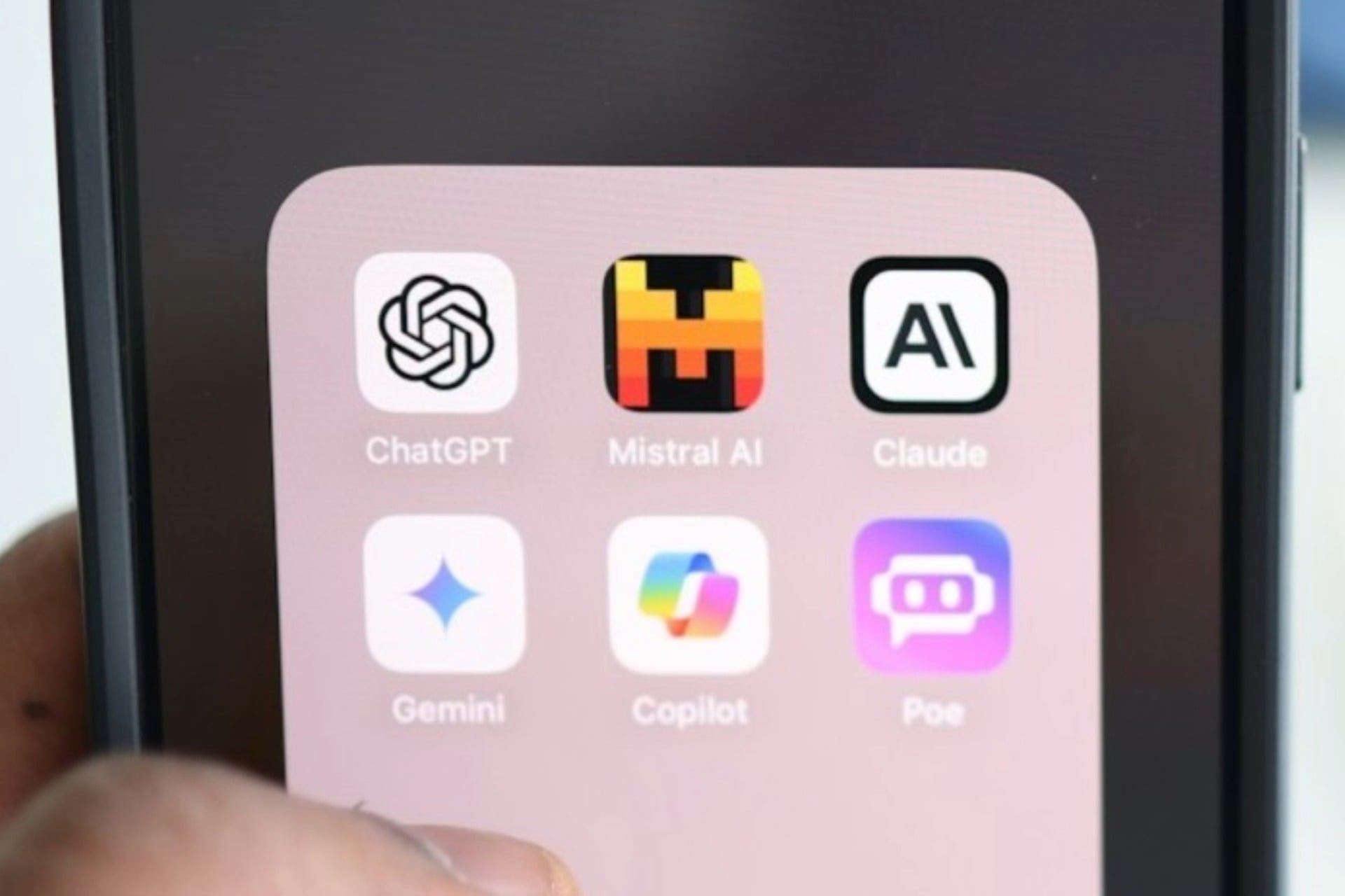 Interface de l'assistant vocal Mistral AI avec visualisation sonore et logo