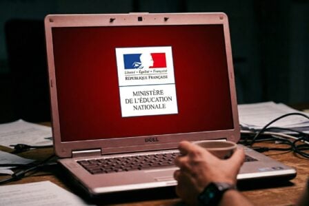Écran d'ordinateur affichant une alerte de piratage visant l'Éducation nationale française